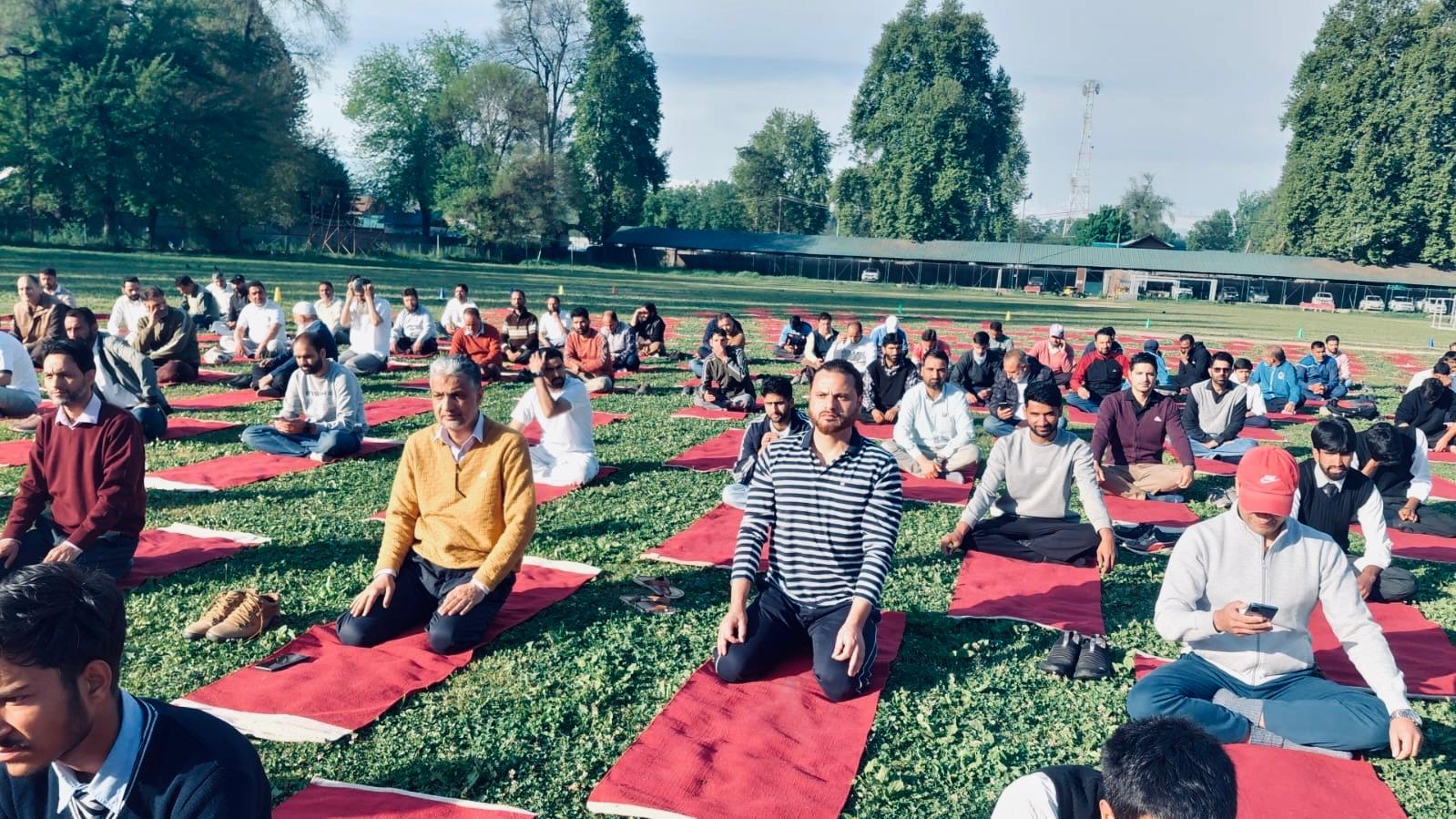 yoga.jpeg> 
				
																								   </div>
			
					
			

          <!-- Carousel Controls -->
          <button class=